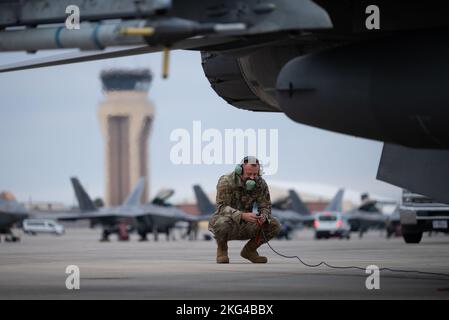 Airman Morgan, chef de l'équipage du 138th Aircraft Maintenance Squadron, de la Garde nationale aérienne des États-Unis, se prépare à lancer un faucon de combat F-16 à la base aérienne de Tyndall, en Floride, le 28 octobre 2022. L'unité s'est rendue à Tyndall pour participer au drapeau à damier 23-1. Le drapeau à damiers est un exercice aérien de grande force qui favorise la préparation et l'interopérabilité grâce à l'incorporation d'avions de 4th et 5th générations pendant l'entraînement de combat aérien. La répétition de l'exercice 23-1 a eu lieu du 31 octobre au 10 novembre 2022. Banque D'Images