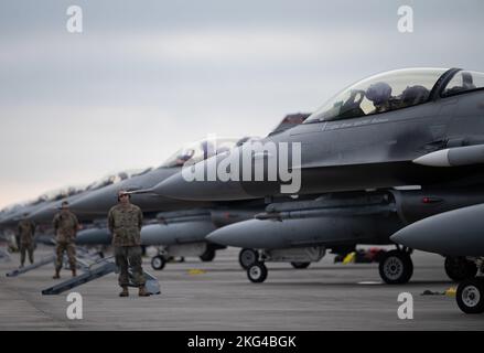 Les gardes nationaux de l'aviation des États-Unis affectés à l'escadron de maintenance des aéronefs 138th se préparent à lancer le F-16 Fighting Falcons à la base aérienne de Tyndall, en Floride, le 28 octobre 2022. L'unité s'est rendue à Tyndall pour participer au drapeau à damier 23-1. Le drapeau à damiers est un exercice aérien de grande force qui favorise la préparation et l'interopérabilité grâce à l'incorporation d'avions de 4th et 5th générations pendant l'entraînement de combat aérien. La répétition de l'exercice 23-1 a eu lieu du 31 octobre au 10 novembre 2022. Banque D'Images