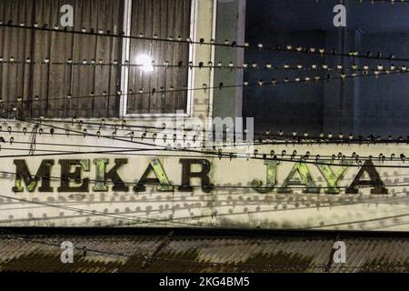 Yogyakarta, Indonésie. 21st novembre 2022. Un troupeau de la Cygne asiatique (Hirundo Rustica) perche sur un câble dans la région de Gondomanan. La ville de Yogyakarta est une destination de migration pour les troupeaux de cerfs-volants asiatiques, dans les hémisphères du nord tels que la Sibérie, la Russie, la Mongolie et la Chine sont des zones de reproduction pour ces oiseaux. Crédit : SOPA Images Limited/Alamy Live News Banque D'Images