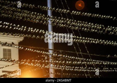 Yogyakarta, Indonésie. 21st novembre 2022. Un troupeau de la Cygne asiatique (Hirundo Rustica) perche sur un câble dans la région de Gondomanan. La ville de Yogyakarta est une destination de migration pour les troupeaux de cerfs-volants asiatiques, dans les hémisphères du nord tels que la Sibérie, la Russie, la Mongolie et la Chine sont des zones de reproduction pour ces oiseaux. Crédit : SOPA Images Limited/Alamy Live News Banque D'Images