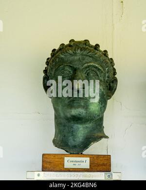 Gamzigrad, Serbie - 11 août 2021: Constantine I la grande tête du palais Felix Romuliana à Gamzigrad, Serbie. C'est un site classé au patrimoine mondial de l'UNESCO Banque D'Images