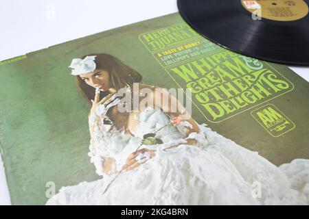 Fouettée crème et autres délices est un album de 1965 par Herb Alpert et le Tijuana Brass, vinyle disque, couverture d'album. Herb Alpert Tijuana laiton Banque D'Images
