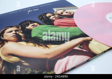 All girl indie rock groupe, The Aces, album de musique sur vinyle disque LP. Titre de la couverture de l'album Volcanic quand mon coeur a senti Banque D'Images