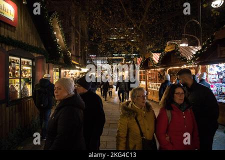 Berlin, Allemagne. 21st novembre 2022. Les marchés de Noël à Berlin ont ouvert aujourd'hui. Au marché de Noël de l'église du souvenir de l'empereur Guillaume sur Breitscheidplatz, dans le quartier berlinois de Charlottenburg, il y a de nombreux stands de Noël sur 21 novembre 2022. Les prix de nombreux produits de Noël, y compris le vin chaud et le bratwurst, ont été augmentés cette année. Les organisateurs des marchés de Noël sont obligés d'augmenter leurs prix en raison de l'augmentation des coûts énergétiques et des prix des denrées alimentaires en Allemagne. (Photo de Michael Kuenne/PRESSCOV/Sipa USA) crédit: SIPA USA/Alay Live News Banque D'Images