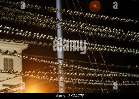 Yogyakarta, Indonésie. 21st novembre 2022. Un troupeau de la Cygne asiatique (Hirundo Rustica) perche sur un câble dans la région de Gondomanan. La ville de Yogyakarta est une destination de migration pour les troupeaux de cerfs-volants asiatiques, dans les hémisphères du nord tels que la Sibérie, la Russie, la Mongolie et la Chine sont des zones de reproduction pour ces oiseaux. (Photo par Angga Budhiyanto/SOPA Images/Sipa USA) crédit: SIPA USA/Alay Live News Banque D'Images