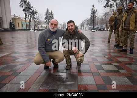 Kiev, Ukraine. 21st novembre 2022. Le président ukrainien Volodymyr Zelenskyy pose avec le célèbre chef et fondateur de la cuisine centrale mondiale José Andres, à gauche, à côté de sa plaque sur la marche de la première Brave à la place de la Constitution, 21 novembre 2022 à Kiev, en Ukraine. Credit: Présidence de l'Ukraine/Bureau de presse présidentiel ukrainien/Alamy Live News Banque D'Images