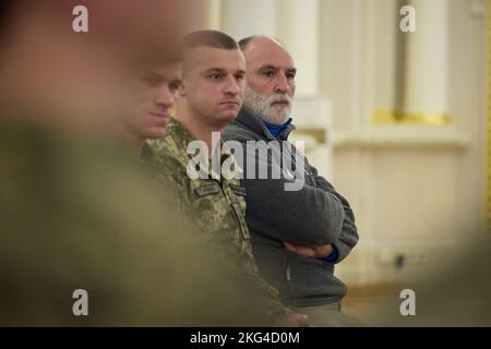 Kiev, Ukraine. 21st novembre 2022. Le célèbre chef et fondateur de la cuisine centrale mondiale José Andres, à droite, regarde la cérémonie de remise des prix à la salle blanche des héros du Palais Mariyinsky, 21 novembre 2022 à Kiev, Ukraine. Credit: Présidence de l'Ukraine/Bureau de presse présidentiel ukrainien/Alamy Live News Banque D'Images