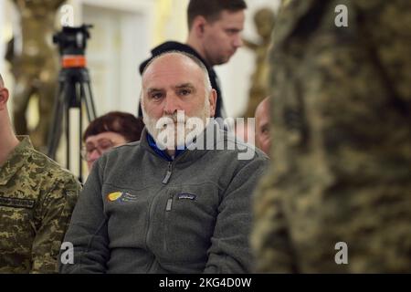 Kiev, Ukraine. 21st novembre 2022. Célèbre chef et fondateur de la cuisine centrale mondiale José Andres, lors d'une cérémonie à la salle blanche des héros dans le palais Mariyinsky, 21 novembre 2022 à Kiev, Ukraine. Credit: Présidence de l'Ukraine/Bureau de presse présidentiel ukrainien/Alamy Live News Banque D'Images