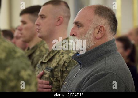 Kiev, Ukraine. 21st novembre 2022. Célèbre chef et fondateur de la cuisine centrale mondiale José Andres, à droite, représente l'hymne national de l'Ukraine lors d'une cérémonie à la salle blanche des héros dans le Palais Mariyinsky, 21 novembre 2022 à Kiev, Ukraine. Credit: Présidence de l'Ukraine/Bureau de presse présidentiel ukrainien/Alamy Live News Banque D'Images