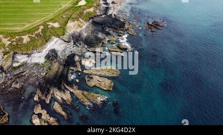 Rochers sur le littoral irlandais, vue de dessus. La rive de l'océan Atlantique. Genre d'Europe du Nord. Côte des Rocheuses. Photo aérienne. Point de vue du drone. Banque D'Images