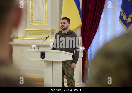 Kiev, Ukraine. 21st novembre 2022. Le président ukrainien Volodymyr Zelenskyy, se tient un moment de silence lors d'une cérémonie marquant la Journée de la dignité et de la liberté à la salle blanche des héros du Palais Mariyinsky, 21 novembre 2022, à Kiev, en Ukraine. Credit: Présidence de l'Ukraine/Bureau de presse présidentiel ukrainien/Alamy Live News Banque D'Images