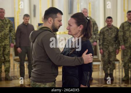 Kiev, Ukraine. 21st novembre 2022. Le président ukrainien Volodymyr Zelenskyy embrasse la mère d'un soldat tombé lors d'une cérémonie marquant la Journée de la dignité et de la liberté à la salle blanche des héros du Palais Mariyinsky, 21 novembre 2022, à Kiev, en Ukraine. Credit: Présidence de l'Ukraine/Bureau de presse présidentiel ukrainien/Alamy Live News Banque D'Images