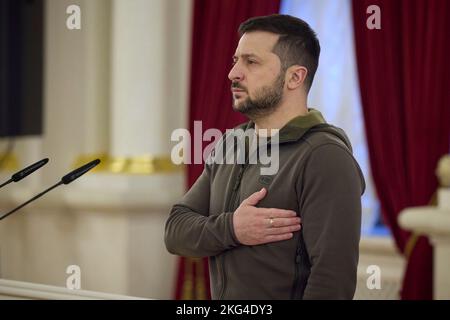 Kiev, Ukraine. 21st novembre 2022. Le président ukrainien Volodymyr Zelenskyy, représente l'hymne national lors d'une cérémonie marquant la Journée de la dignité et de la liberté à la salle blanche des héros du Palais Mariyinsky, 21 novembre 2022, à Kiev, en Ukraine. Credit: Présidence de l'Ukraine/Bureau de presse présidentiel ukrainien/Alamy Live News Banque D'Images