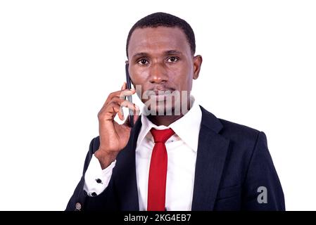 un beau homme d'affaires en veste debout sur fond blanc parlant sur téléphone portable .. Banque D'Images
