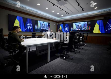 Kiev, Ukraine. 21st novembre 2022. Le président ukrainien Volodymyr Zelenskyy prononce un discours par liaison vidéo à la session annuelle de l’Assemblée parlementaire de l’OTAN depuis le palais Mariyinsky, 21 novembre 2022, à Kiev, en Ukraine. Credit: Présidence de l'Ukraine/Bureau de presse présidentiel ukrainien/Alamy Live News Banque D'Images