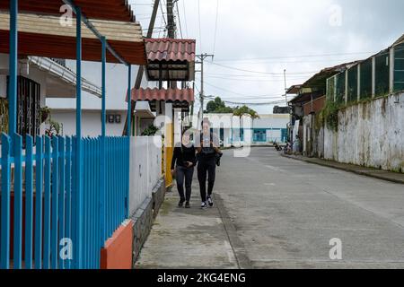 Filandia, Quindio, Colombie - 5 juin 2022: Une grande femme colombienne marche à côté d'une courte femme péruvienne, ils voient les photos sur la caméra Banque D'Images