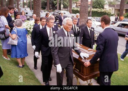 Cesar Romero, Glenn Ford, et Ricardo Montalban au service funéraire de Rita Hayworth sur 18 mai 1987 à l'église du bon Pasteur à Beverly Hills, Californie. Crédit: Ralph Dominguez/MediaPunch Banque D'Images