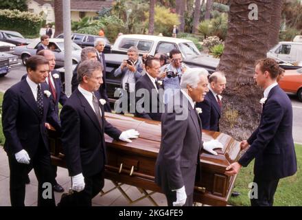 Cesar Romero, Glenn Ford, et Ricardo Montalban au service funéraire de Rita Hayworth sur 18 mai 1987 à l'église du bon Pasteur à Beverly Hills, Californie. Crédit: Ralph Dominguez/MediaPunch Banque D'Images