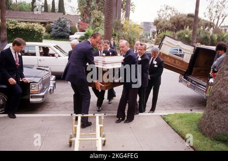 Cesar Romero, Glenn Ford, et Ricardo Montalban au service funéraire de Rita Hayworth sur 18 mai 1987 à l'église du bon Pasteur à Beverly Hills, Californie. Crédit: Ralph Dominguez/MediaPunch Banque D'Images