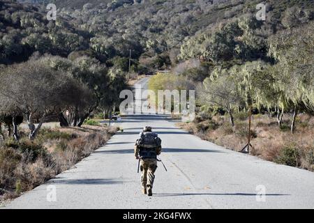 Un soldat participe à la marche norvégienne à pied au Fort Ord National Monument, Calif, Oct. 28. Le 229e Bataillon de renseignement militaire a organisé l'événement pour maintenir l'état de préparation, accroître la résilience et renforcer l'esprit de corps. Presidio de garnison de l'armée américaine de Monterey, aux États-Unis Army installation Management Command, États-Unis Commandement du matériel de l'armée, Target news North, Target readyandResilient, Banque D'Images