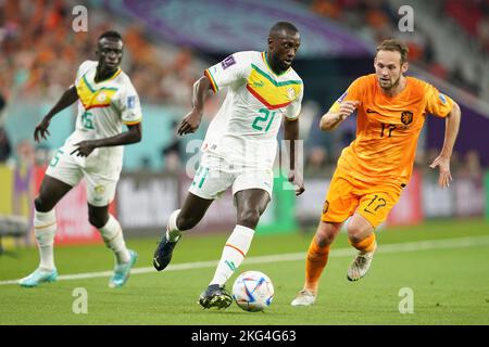 Doha, Doha, Qatar, Qatar. 21st novembre 2022. DOHA, QATAR - NOVEMBRE 21 : le joueur du Sénégal Y. Sabaly est en avance sur le joueur des pays-Bas D. Blind lors de la coupe du monde de la FIFA, le Qatar 2022 a match entre le Sénégal et les pays-Bas au stade Al Thumama sur 21 novembre 2022 à Doha, au Qatar. (Credit image: © Florencia Tan Jun/PX Imagens via ZUMA Press Wire) Credit: ZUMA Press, Inc./Alamy Live News Banque D'Images