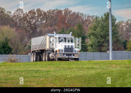 Photo horizontale d'un camion lourd à benne basculante commercial sortant de l'autoroute. Banque D'Images