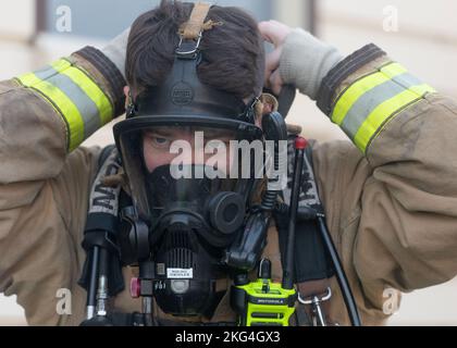 Sergent d'état-major Thomas Reno, exploitant de camion de pompiers de l'escadron 374th de génie civil, met son équipement de protection contre l'incendie lors d'un entraînement bilatéral avec la Force aérienne d'autodéfense du Japon à la base aérienne de Yokota, Japon, le 28 octobre 2022. La pratique de techniques de lutte contre l'incendie standardisées entre les aviateurs américains et japonais a donné aux deux parties l'occasion d'affiner les capacités communes et de construire des partenariats plus solides. Banque D'Images