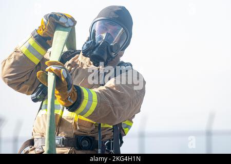 Sergent d'état-major Christopher Gold, chef d'équipage du pompier de l'escadron 374th du génie civil, essorait un tuyau d'incendie avant du ranger sur un camion d'incendie lors d'un entraînement bilatéral avec la Force d'autodéfense aérienne du Japon à la base aérienne de Yokota, Japon, le 28 octobre 2022. Les 374 ces et JASDF s'exercent ensemble chaque année pour donner aux deux une chance d'apprendre les uns des autres en essayant différents équipements et méthodes de prévention des incendies. Banque D'Images