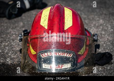 Un casque de pompier de l'escadron 374th du génie civil est assis sur le sol après un entraînement bilatéral sur un incendie de structure à la base aérienne de Yokota, au Japon, le 28 octobre 2022. La formation à la lutte contre les incendies comprend la réaction aux incendies contrôlés sur un simulateur d'avion factice et aux incendies structurels contrôlés à l'intérieur des bâtiments d'entraînement. Banque D'Images