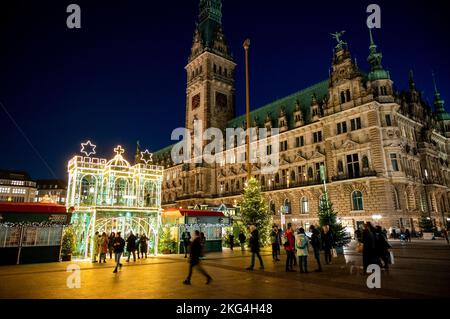 Hambourg, Allemagne. 21st novembre 2022. Les visiteurs se prominent dans le marché de Noël de Roncalli au Rathausmarkt. Marchés de Noël ouverts à Hambourg. (À utiliser uniquement en format complet). Credit: Daniel Bockwoldt/dpa/Alay Live News Banque D'Images