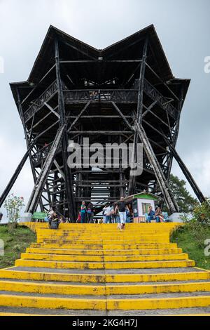 Filandia, Quindio, Colombie - 5 juin 2022: De nombreux touristes visitent le 'Mirador Colina Iluminada' (le point de vue sur la colline illuminée) un de la ville à Banque D'Images