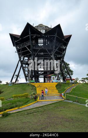 Filandia, Quindio, Colombie - 5 juin 2022: De nombreux touristes visitent le 'Mirador Colina Iluminada' (le point de vue sur la colline illuminée) un de la ville à Banque D'Images