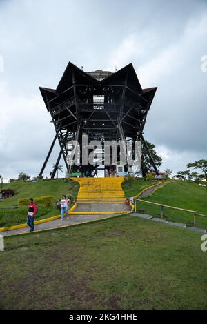 Filandia, Quindio, Colombie - 5 juin 2022: De nombreux touristes visitent le 'Mirador Colina Iluminada' (le point de vue sur la colline illuminée) un de la ville à Banque D'Images