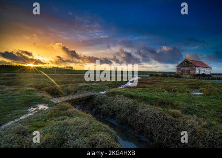 Bassin de charbon sur l'estuaire de Thornham Old Harbour au coucher du soleil, Thornham, Norfolk, Angleterre Banque D'Images