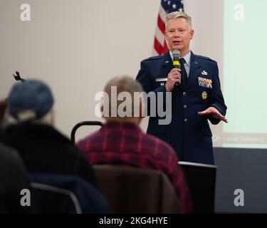 Le colonel Charles Barkhurst, vice-commandant de l'escadre de la base aérienne 88th, accueille les participants à la journée d'appréciation de retraite, le 28 octobre 2022, à l'hôtel Hope, juste à l'extérieur de la base aérienne Wright-Patterson, Ohio. Les retraités militaires et leurs familles ont été informés des services de la base, comme les services médicaux et juridiques, et ont ensuite eu l'occasion de visiter des vendeurs. Banque D'Images