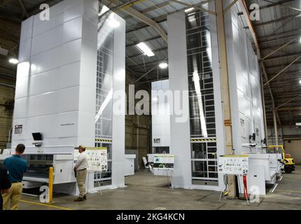 Deux des modules de levage vertical Modula dans l'entrepôt intelligent 5G situé sur la base aérienne navale North Island le 28 octobre. Entrepôt intelligent 5G, NAVSUP, NAVSUP FLC San Diego, VLM, Banque D'Images