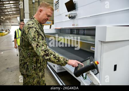 Le capitaine Cory Schemm, commandant du NAVSUP FLC San Diego, teste l'un des modules de levage vertical Modula dans l'entrepôt intelligent 5G situé sur la Naval Air Station North Island Oct. 28. Entrepôt intelligent 5G, NAVSUP, NAVSUP FLC San Diego, Banque D'Images
