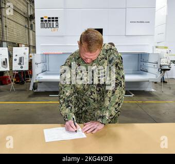 Le Capitaine Cory Schemm, commandant du NAVSUP FLC San Diego, signe les documents de mise en service des modules de levage vertical Modula à l'entrepôt intelligent 5G situé sur la Naval Air Station North Island Oct. 28. Entrepôt intelligent 5G, NAVSUP, NAVSUP FLC San Diego, Banque D'Images