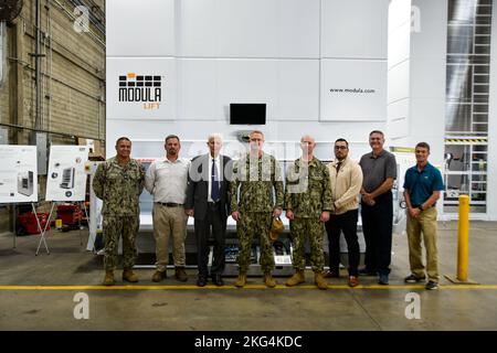 Le commandant, le Capitaine Cory Schemm, NAVSUP Fleet Logistics Center San Diego, et le Directeur exécutif, Andrew Benson, NAVSUP Fleet Logistics Center San Diego, se réunissent avec les membres de l'équipe de l'entrepôt intelligent 5G pour célébrer la mise en service des ascenseurs modulaires verticaux à l'entrepôt intelligent 5G situé sur la Naval Air Station North Island Oct. 28. Entrepôt intelligent 5G, NAVSUP, NAVSUP FLC San Diego, Banque D'Images
