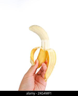 Banane cavendish pelée et mûre dans la main humaine, objet isolé sur fond blanc, concept de nutrition saine des fruits Banque D'Images