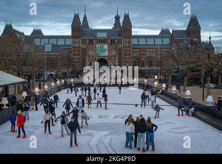 Amsterdam, pays-Bas, 21.11.2022, attraction d'hiver sur la place du musée, patinage sur glace devant le musée national des pays-Bas Banque D'Images