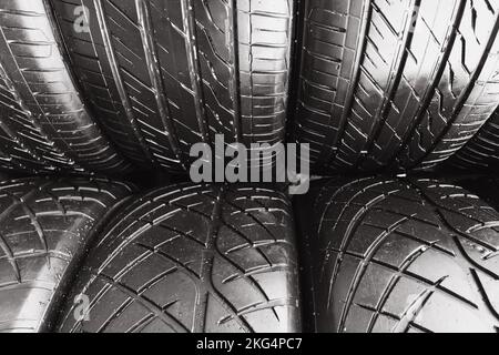 Les anciens pneus empilent l'arrière-plan avec une attention sélective à l'extérieur Banque D'Images