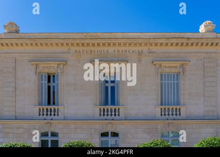 Liberté, égalité, Fraternité : la devise nationale de la République française inscrite sur la façade d'un ancien bâtiment public à Montpellier, France Banque D'Images