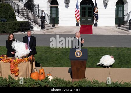 Washington DC, États-Unis. 21st novembre 2022. Le président américain Joe Biden pardons le « chocolat » de la dinde de Thanksgiving national en tant que « puce » qui se promène lors d'une cérémonie à la Maison Blanche à Washington, DC lundi, 21 novembre 2022. Credit: Chris Kleponis/CNP /MediaPunch Credit: MediaPunch Inc/Alay Live News Banque D'Images