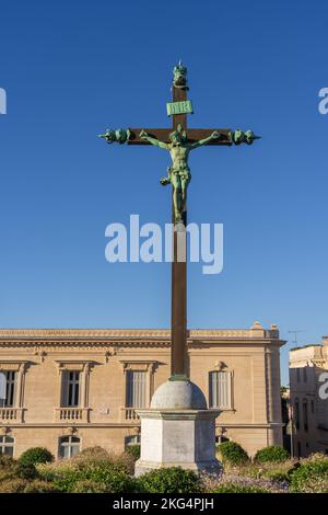 Vue panoramique sur l'ancien calvaire en bronze et les bâtiments en pierre de la place Giral, dans le centre historique de Montpellier, en France, le matin d'été Banque D'Images