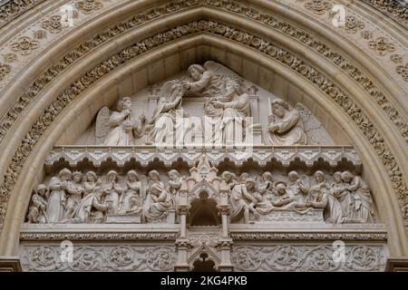 Vue rapprochée du tympan montrant le couronnement de la Vierge Marie, entrée est de l'ancienne cathédrale Saint-Pierre ou Saint-Pierre, Montpellier, France Banque D'Images