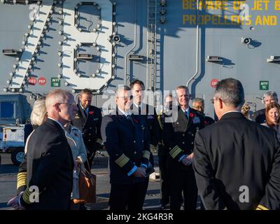 HALIFAX (Nouvelle-Écosse) (oct 29, 2022) – le capitaine Paul Lanzilotta, commandant du premier transporteur aérien de sa catégorie USS Gerald R. Ford (CVN 78), en informe le SMA. Daryl Caudle, commandant, U.S. Fleet Forces et Vice ADM. Daniel Dwyer, commandant, U.S. 2nd Fleet, sur le pont de vol de Ford, octobre 29. Le groupe de grève des transporteurs Gerald R. Ford (GRFCSG) est déployé dans l’océan Atlantique, menant des activités d’entraînement et des opérations aux côtés des alliés et des partenaires de l’OTAN afin d’améliorer l’intégration des opérations futures et de démontrer l’engagement de la Marine américaine à l’égard d’une région atlantique pacifique, stable et exempte de conflits. Banque D'Images