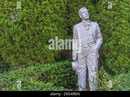 japon, kyushu - déc 13 2021: Statue dans le jardin des amoureux du compositeur italien Giacomo Puccini célèbre pour son opéra Madame Butterfly à Nagasaki Banque D'Images