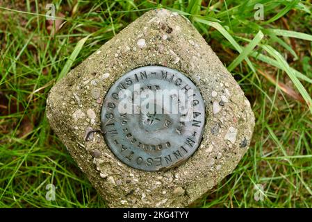 Arpentez le médaillon de marquage monté dans le ciment à la lumière de la chaîne supérieure au sanctuaire de Ridges, comté de Door, port de Baileys, Wisconsin, États-Unis Banque D'Images