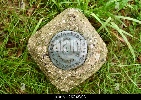 Arpentez le médaillon de marquage monté dans le ciment à la lumière de la chaîne supérieure au sanctuaire de Ridges, comté de Door, port de Baileys, Wisconsin, États-Unis Banque D'Images